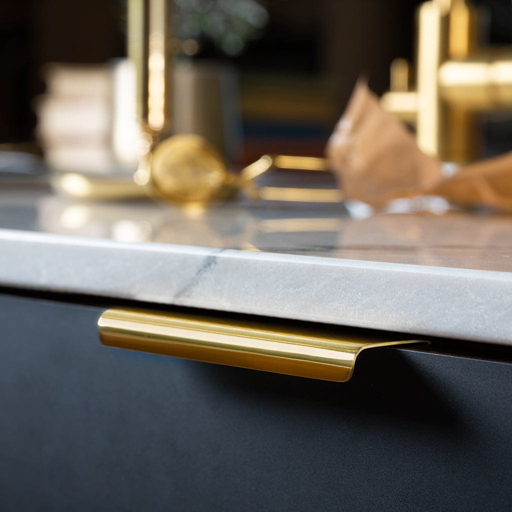 Ukazanie uchwytu na meblu