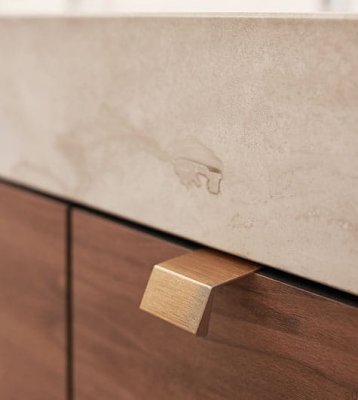 Ручка для мебели Bench 20 из алюминия с золотистым матовым краем