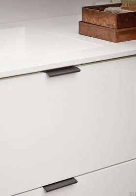 Ручка для мебели Edge Straight 100 из алюминия цвета антрацит