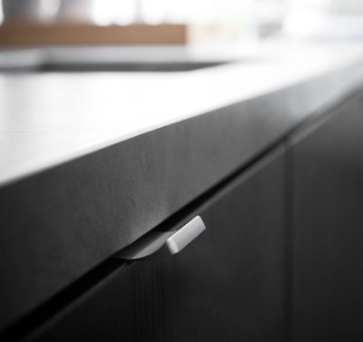 Ручка для мебели Edge Straight Upwards 40 из алюминия и серебра