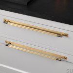 Zdjecie uchwytu Pull bar Linear Medium mosieznego na meblu