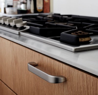 Ручка для мебели Tangerine 128 из алюминия и серебра удлиненная