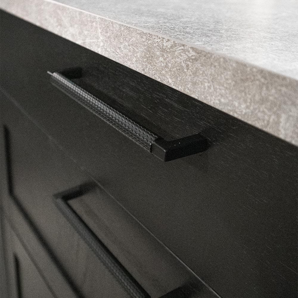 Zdjecie uchwytu podluznego Track czarnego na meblu