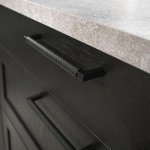 Zdjecie uchwytu podluznego Track czarnego na meblu