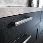 Zdjecie uchwytu podluznego Lines srebrnego na meblu