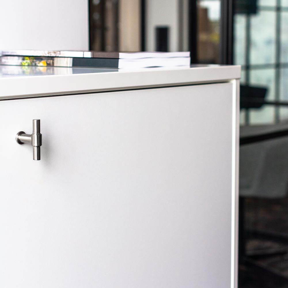 Zdjecie produktu T-Type srebrnego na meblu