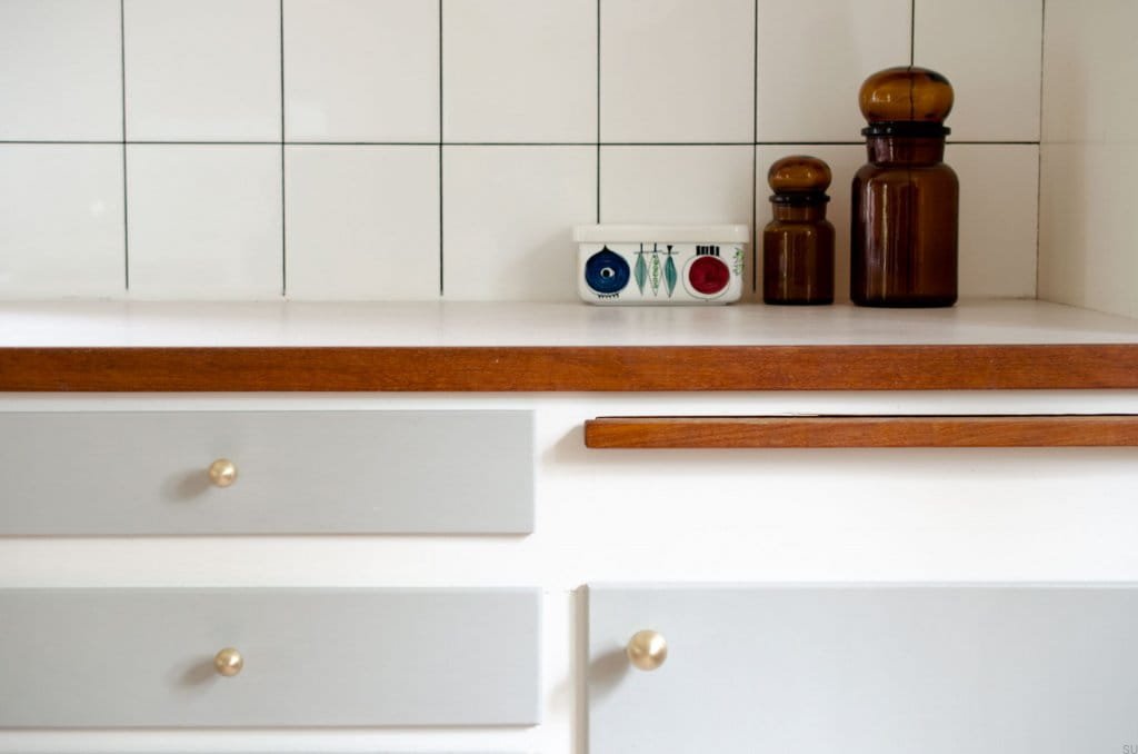 Gałka Drop 20 mosiądz szczotkowany na meblu