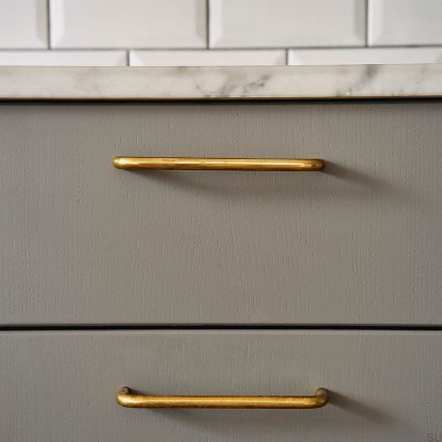 Продольная мебельная ручка Bolmen 128 Natural Brass Неокрашенная