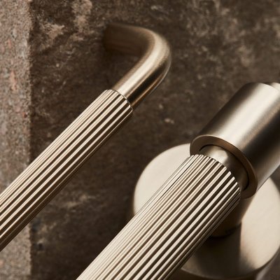 Удлиненная мебельная ручка Helix Stripe 128 Silver Brushed