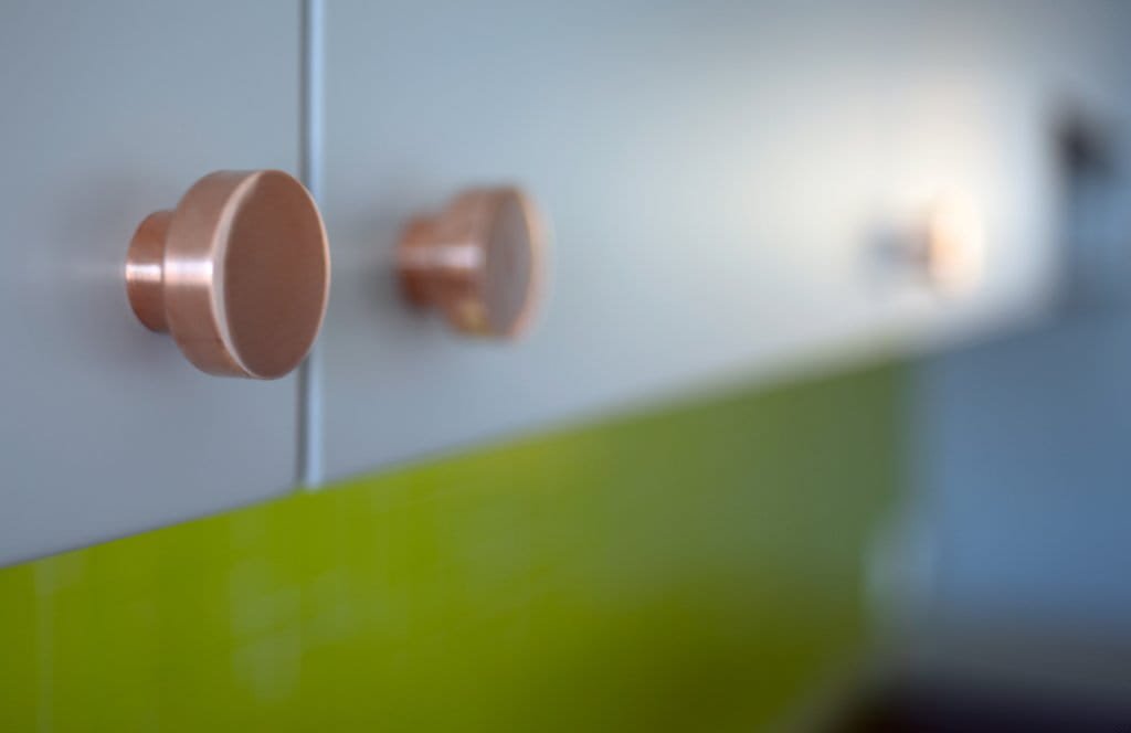 Gałka Dot 30 miedź szczotkowana na meblu