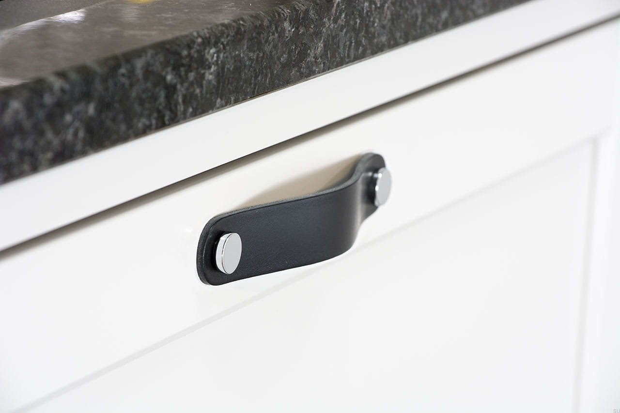 Zdjęcie przedstawia uchwyt meblowy podłużny z serii Loop Round na meblu od Beslag Design