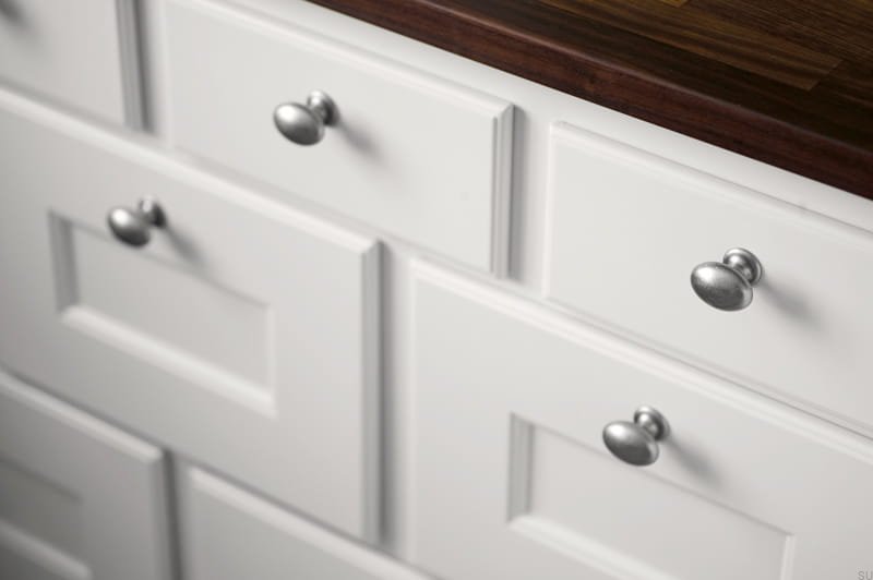 Ukazanie gałki 2538 srebrnej na meblu