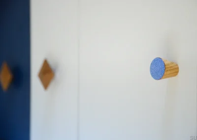 Ручка мебельная меланжевая деревянная красная эмалированная - бесцветное полуматовое масло