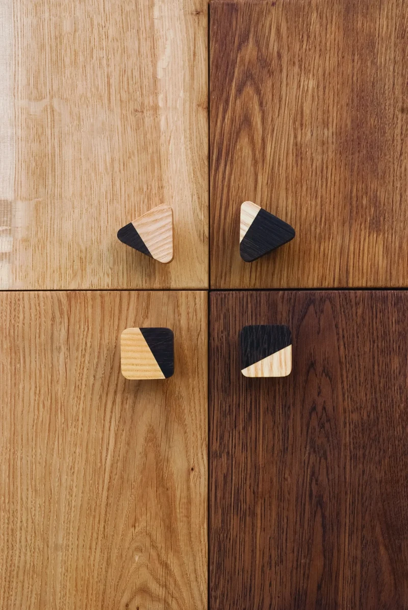 JUST-TWO-kolekcja-gałek-i-uchwytów-meblowych-na-meblu-_4_.webp