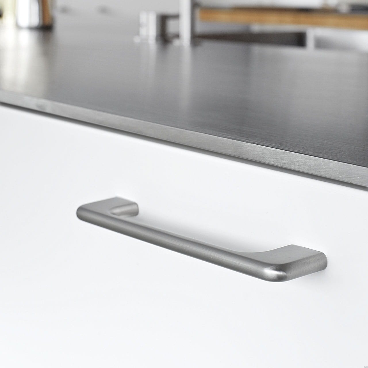 Zdjęcie przedstawia uchwyt meblowy podłużny z serii Doppia od Beslag Design