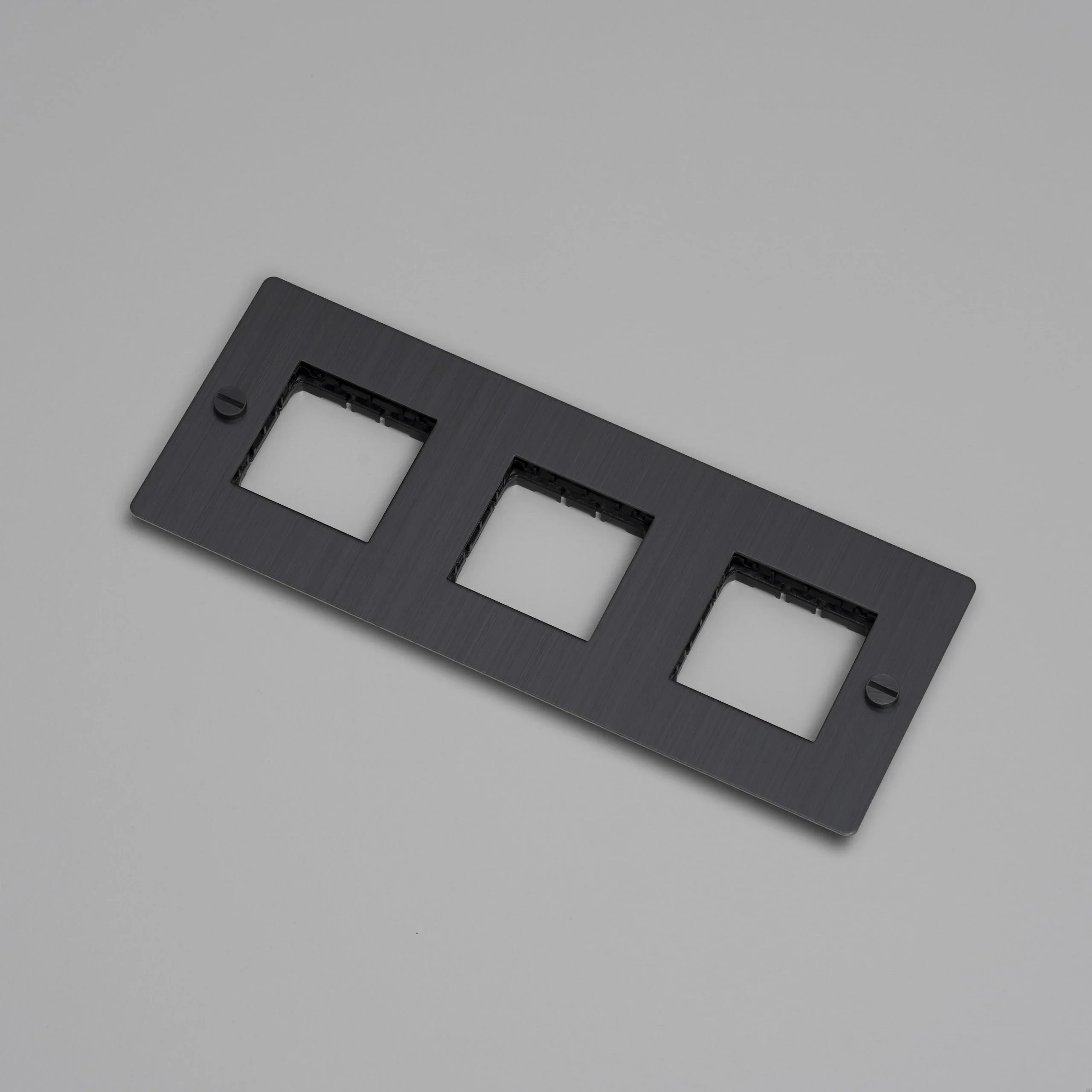 EU_ELECTRICITY_3G_Wall_Plate_No_Infill_SmokedBronze_Web-scaled.webp