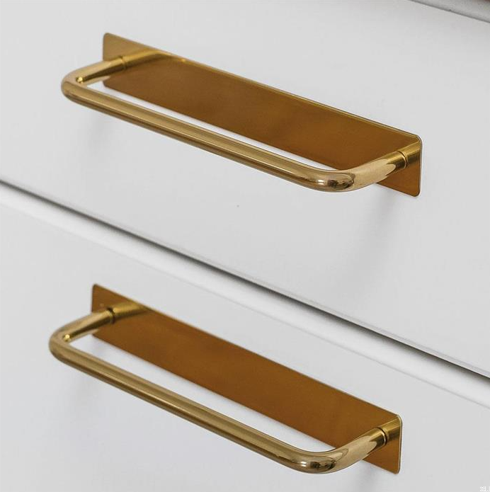 uchwyty 7353 mosiezne na meblu.png