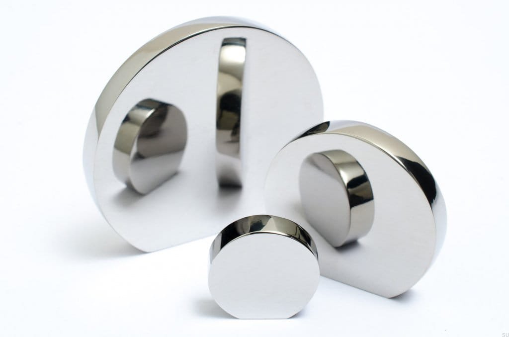 Zdjecie kilku rozmiarow galki Globe srebrnej