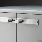 Zdjęcie mebla ze stalową gałką.