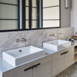 Gałki z podkładkami zaprezentowane na meblach łazienkowych