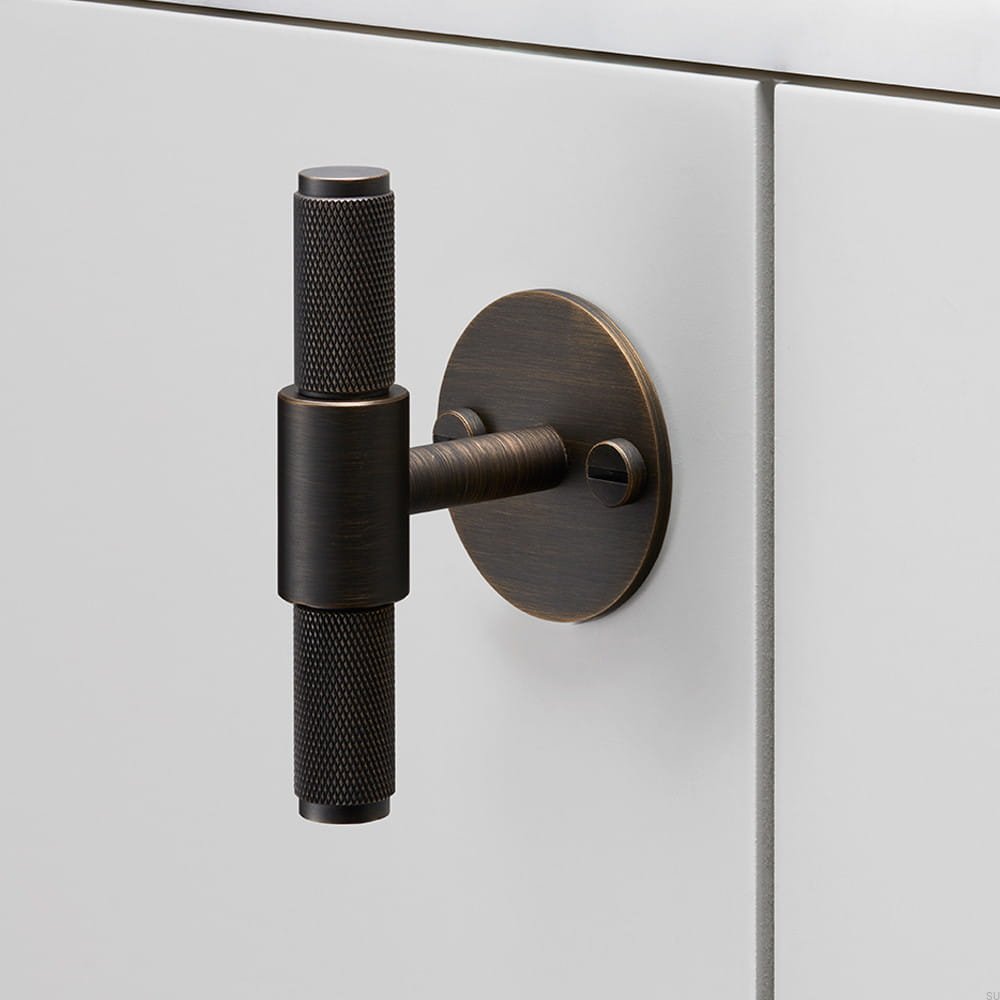 Uchwyt meblowy T-bar smoked brąz z podkładką na meblu