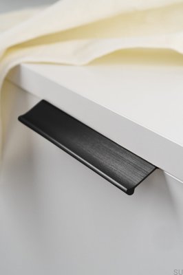 Мебельная ручка Wing 64, алюминий, черный матовый край