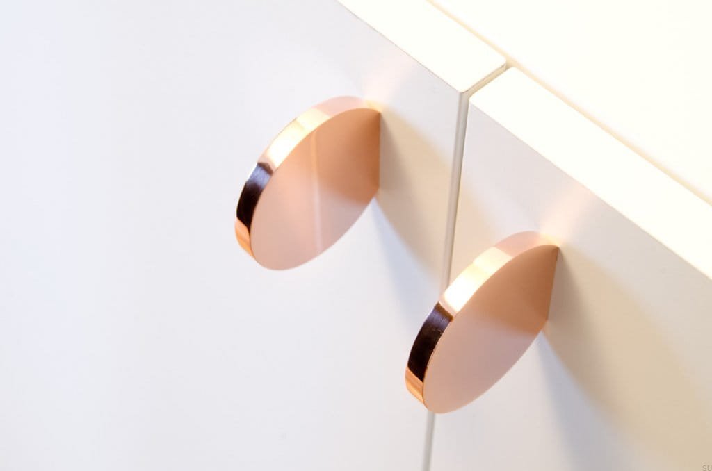 Gałki meblowe Globe miedziane polerowane na meblu