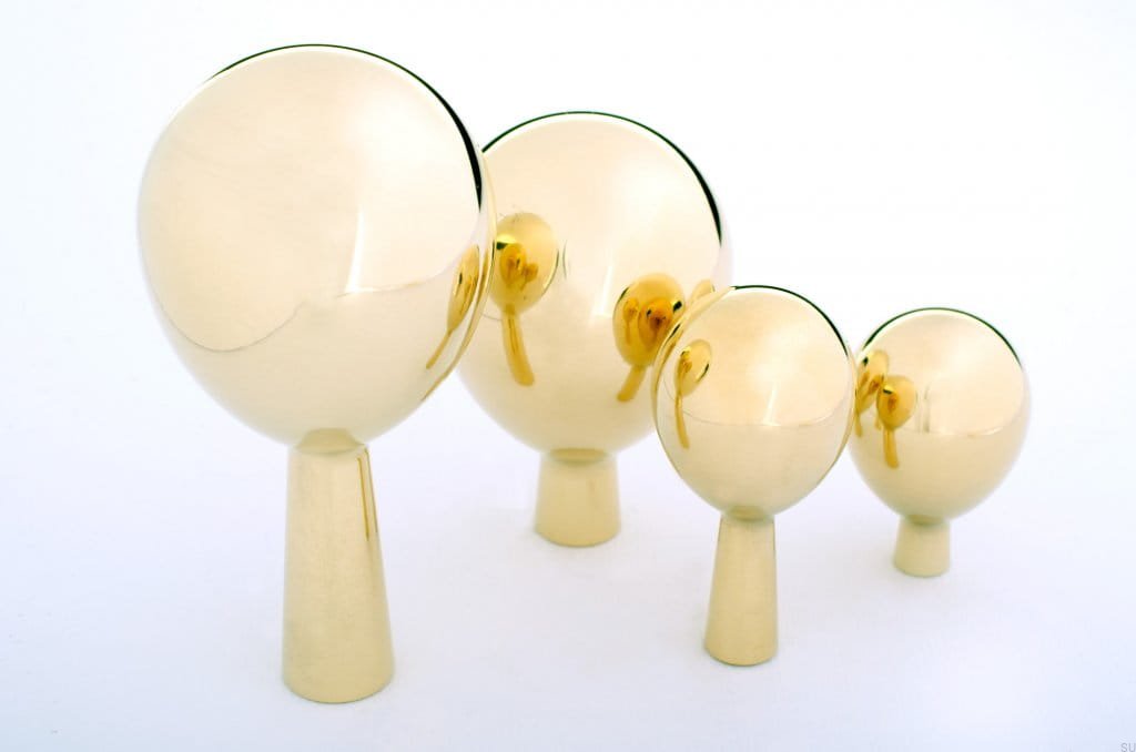 Złote polerowane gałki i wieszaki z serii Drop