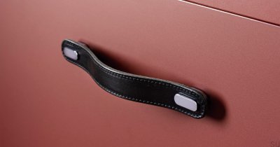 Ручка мебельная удлиненная Oblong 160 Leather Black with Polished Chrome