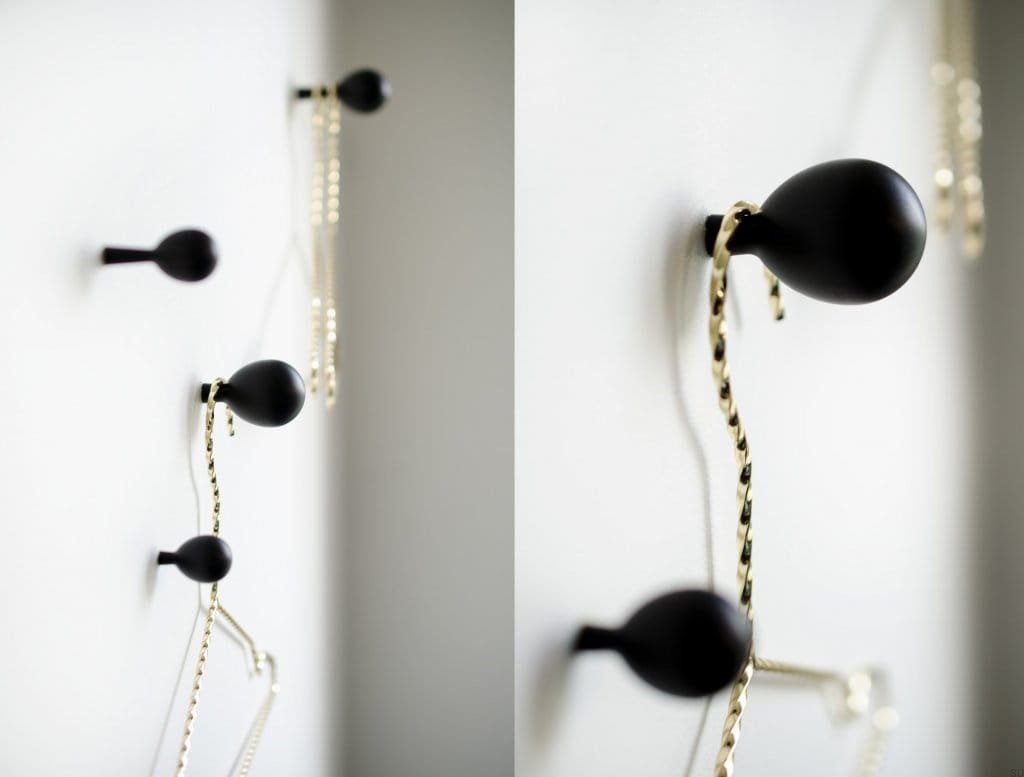 Czarne wieszaki z serii Drop