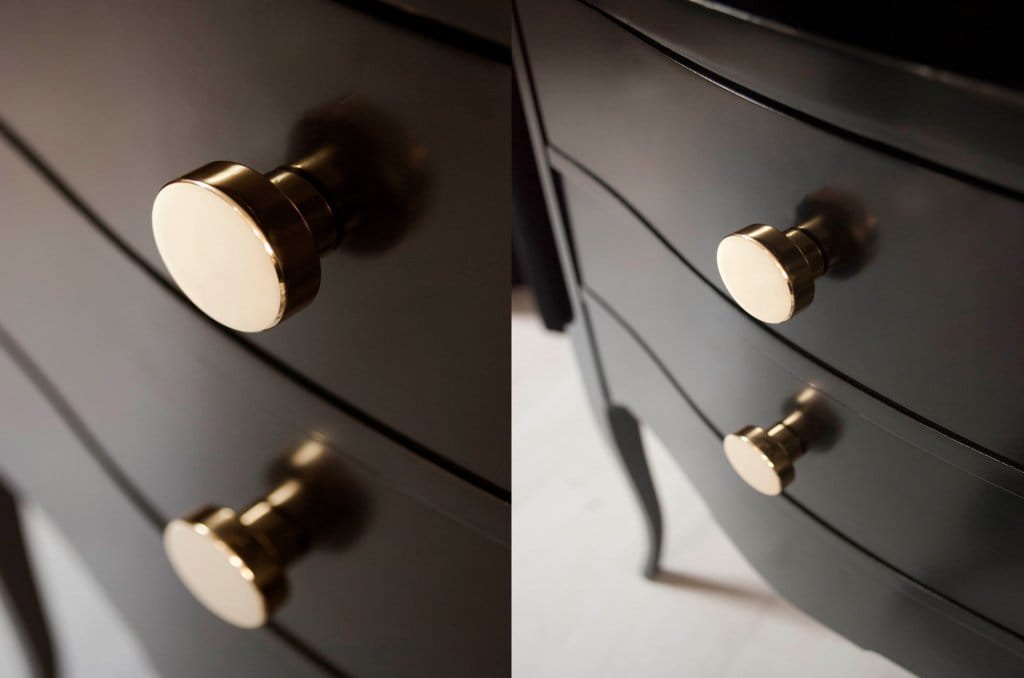 Zdjęcie polerowanych, mosiężnych gałek Dot na 
meblu