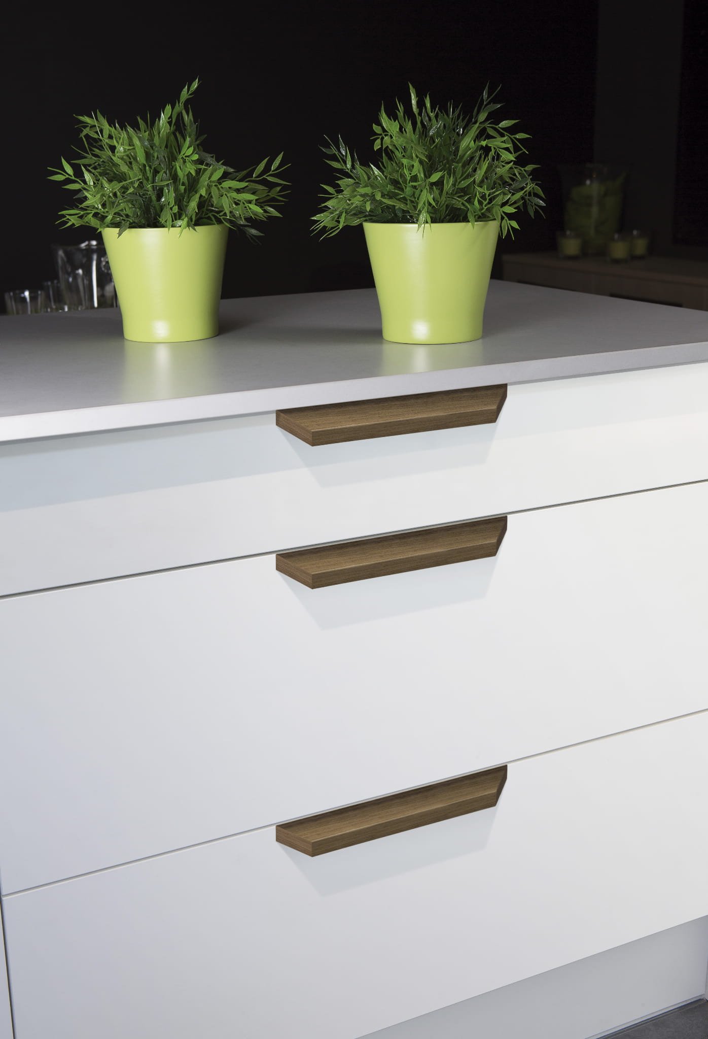 0340200W19--Uchwyt-meblowy-podłużny-Barcco-160-Drewniany-Orzech-Włoski-Viefe-Skandynawskie-Uchwyty_4