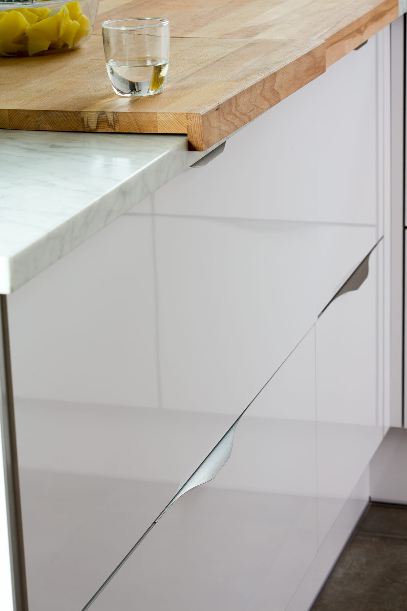 0255256L24--Uchwyt-meblowy-krawędziowy-Noma-0255-256-Aluminiowy-Srebrny-Szczotkowany-Viefe-Skandynawskie-Uchwyty_7