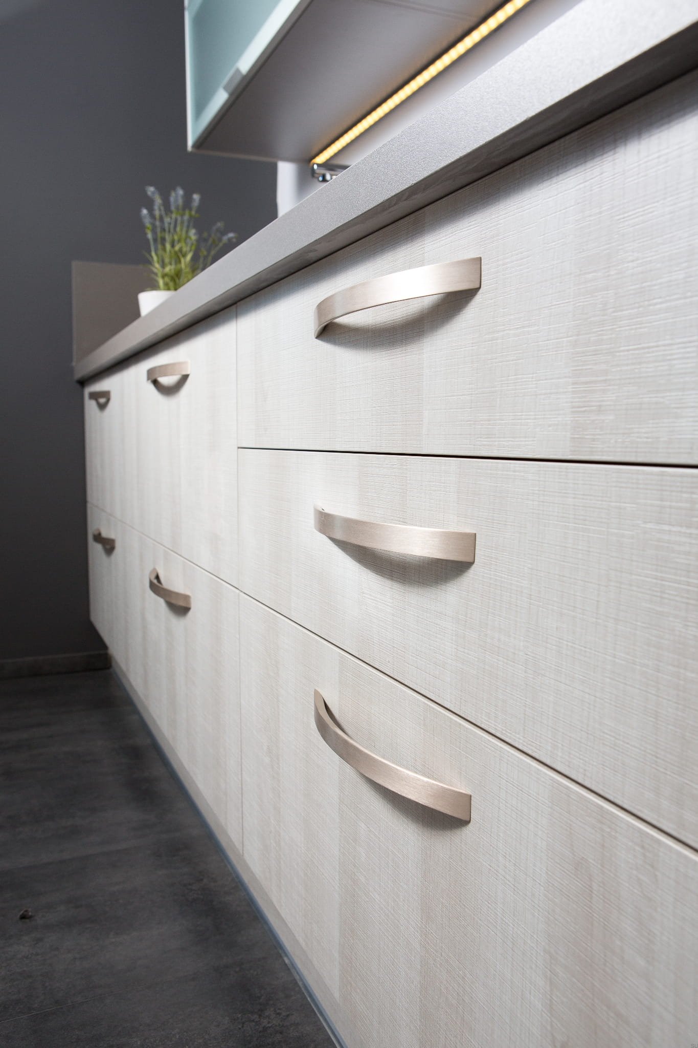 0312256L24--Uchwyt-meblowy-podłużny-Arko-256-Aluminiowy-Srebrny-Szczotkowany-Viefe-Skandynawskie-Uchwyty_4