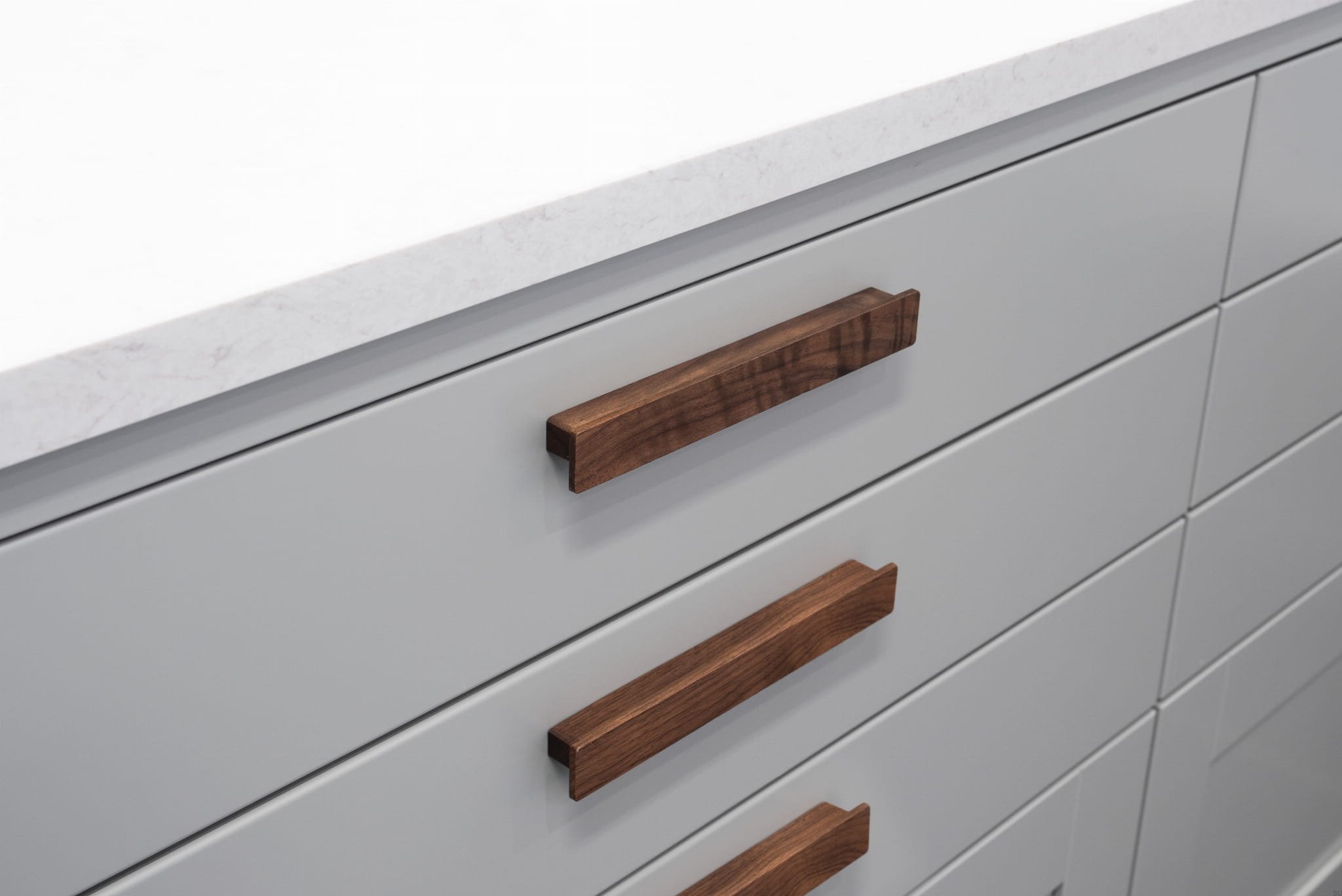 373347--Uchwyt-meblowy-podłużny-Shelter-160-Drewniany-Orzech-Włoski-Beslag-Design-Skandynawskie-Uchwyty_2