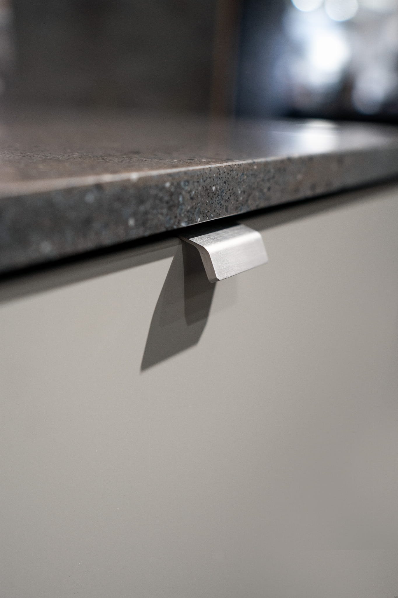 304210--Uchwyt-meblowy-krawędziowy-Side-40-Aluminiowy-Srebrny-Szczotkowany-Beslag-Design-Skandynawskie-Uchwyty_2