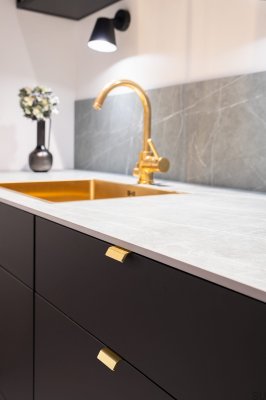 Мебельная ручка Side 40 из алюминия с золотым матовым краем