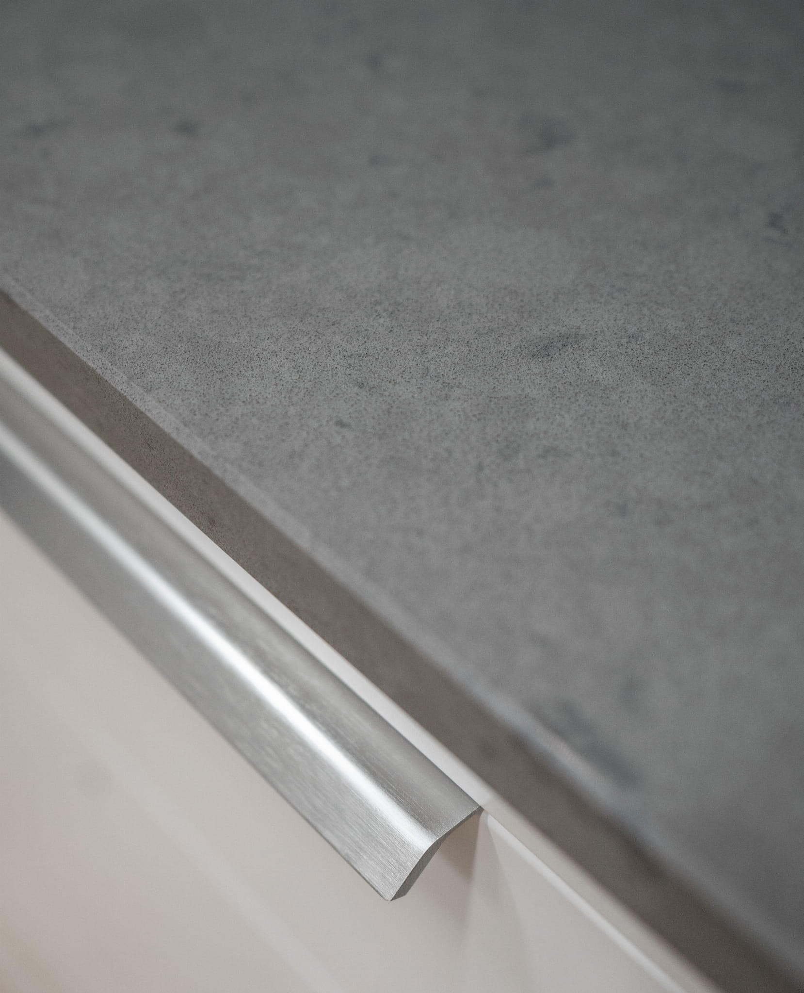 304215--Uchwyt-meblowy-krawędziowy-Side-160-Aluminiowy-Srebrny-Szczotkowany-Beslag-Design-Skandynawskie-Uchwyty_5