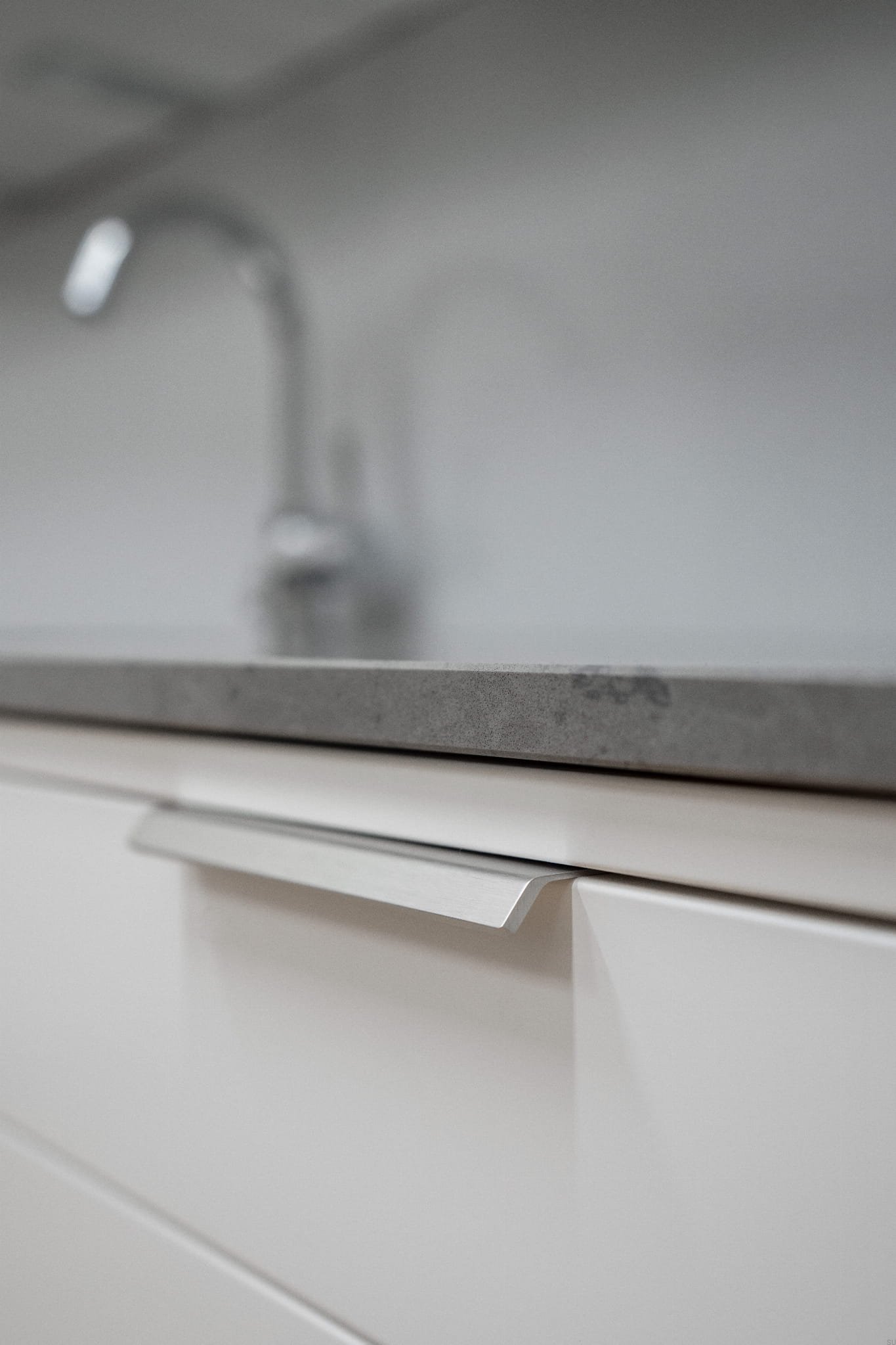 304215--Uchwyt-meblowy-krawędziowy-Side-160-Aluminiowy-Srebrny-Szczotkowany-Beslag-Design-Skandynawskie-Uchwyty_6