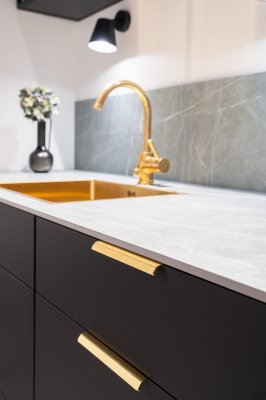 Мебельная ручка Side 160 из алюминия с золотым матовым краем