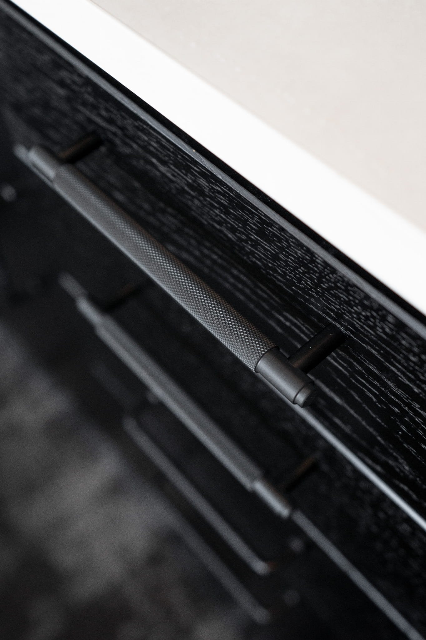 351025--Uchwyt-meblowy-podłużny-Riff-160-Aluminiowy-Czarny-Mat-Beslag-Design-Skandynawskie-Uchwyty_4