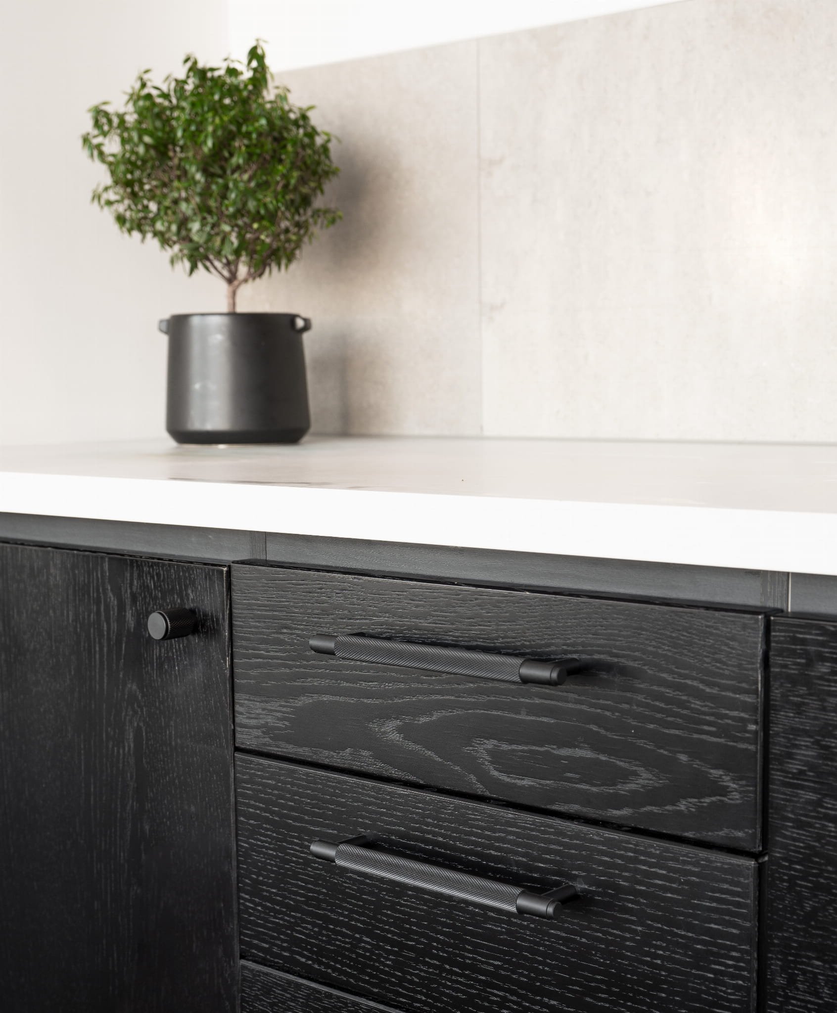 351025--Uchwyt-meblowy-podłużny-Riff-160-Aluminiowy-Czarny-Mat-Beslag-Design-Skandynawskie-Uchwyty_5