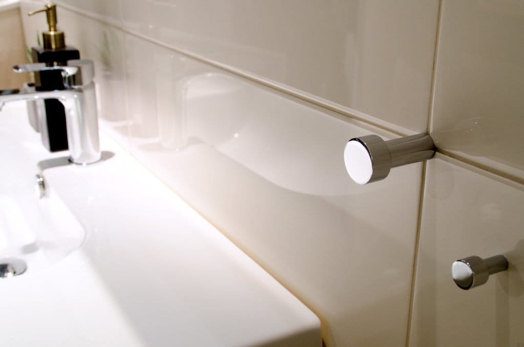 Wieszaki Dot w łazience