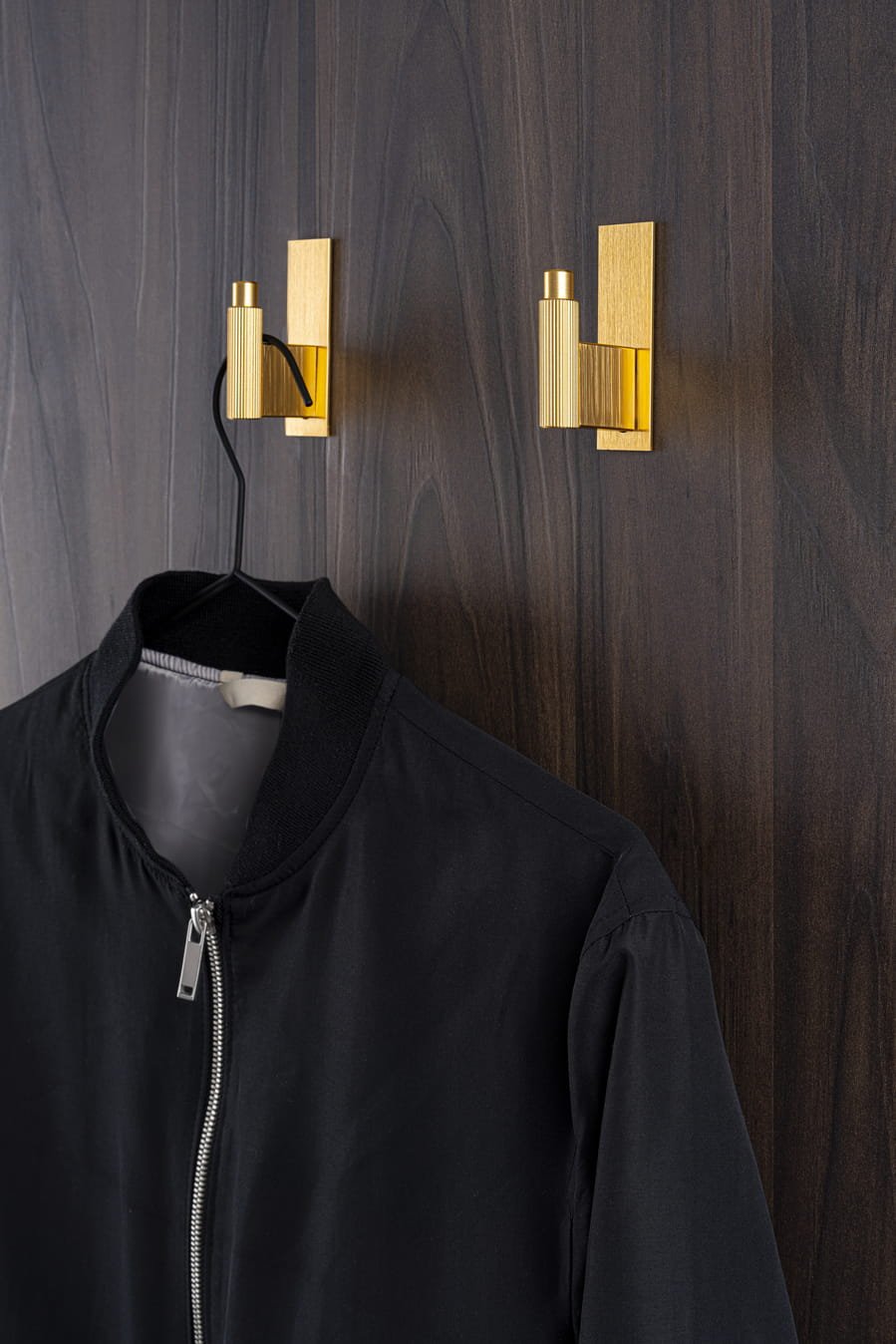 7036025L30--Wieszak-ścienny-z-podkładką-Arpa-Plate-Aluminiowy-Czarny-Szczotkowany-Viefe-Skandynawskie-Uchwyty_2