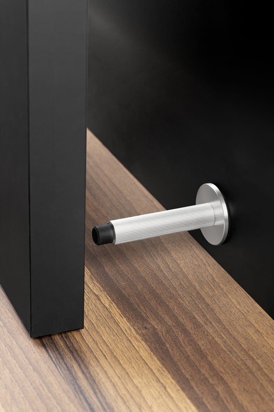 8013103L24--Stopka-Stoper-do-drzwi-naścienny-Arpa-Aluminiowy-Srebrny-Szczotkowany-Viefe-Skandynawskie-Uchwyty_2