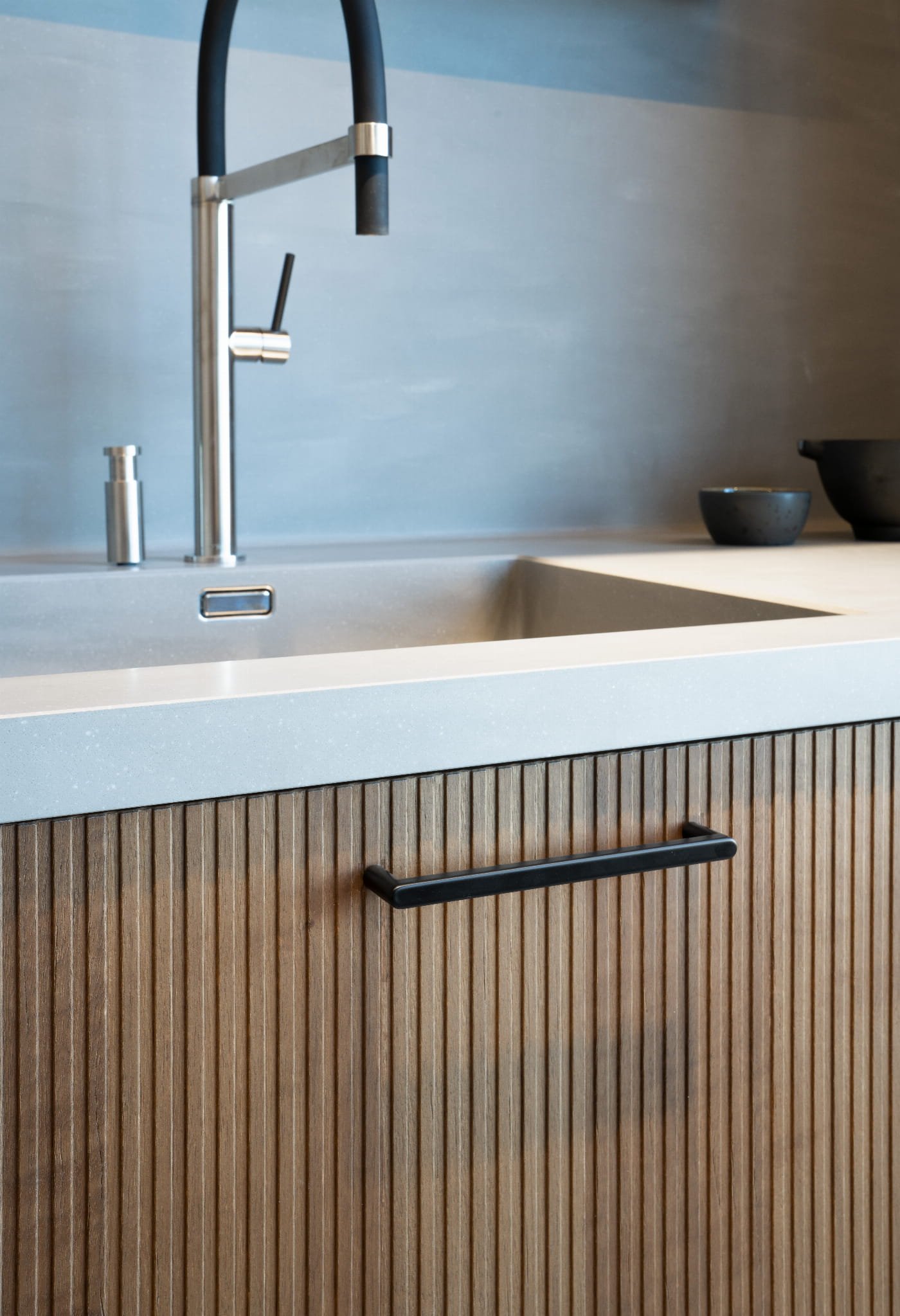 343342-11--Uchwyt-meblowy-podłużny-Inez-128-Metalowy-Czarny-Mat-Beslag-Design-Skandynawskie-Uchwyty_2