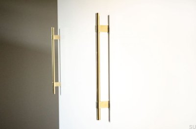 Продолговатая мебельная ручка Line Big 224. Полированная латунь. Неокрашенный.