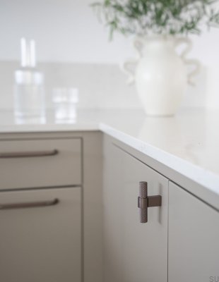 Мебельная ручка T-Bar Helix из алюминия темно-коричневого цвета