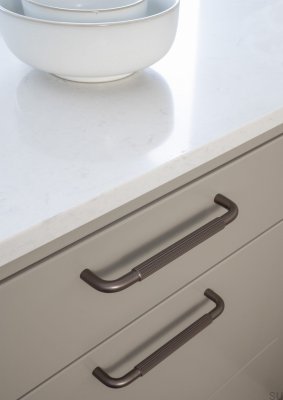 Ручка мебельная продолговатая Helix Stripe 128, темно-коричневый алюминий