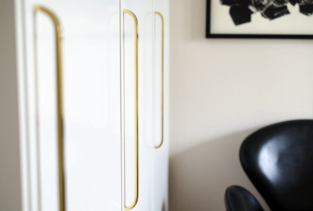 Ukazanie uchwytu na meblu